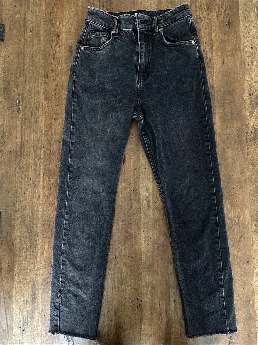 High-Rise Edie Slim Straight - Black Wash Frayed Hem